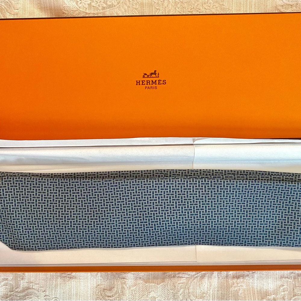 NWT Hermes 100% Silk Tie Made and Purchased In Paris